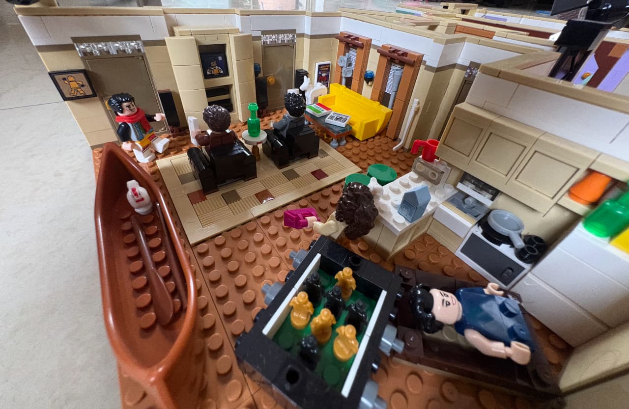 MOC Set No. 10292 The Friends Apartments (Total Pieces - 2048)